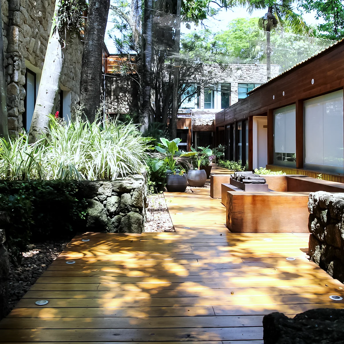 Deck e jardim com bancos de pedra