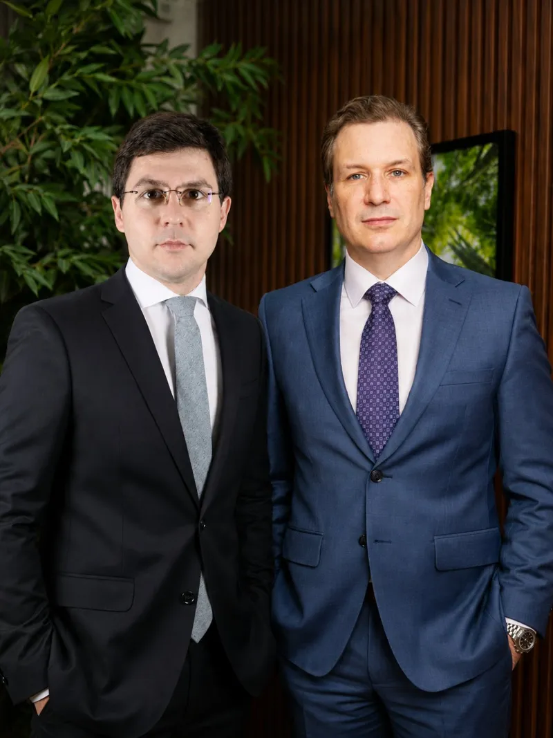Dr. Igor Sincos e Dr. Eduardo Pires, de terno, lado a lado