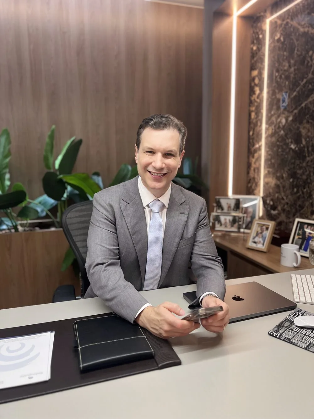 Dr. Igor Sincos em seu consultório na Clínica Endovascular São Paulo